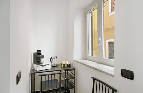 Mercato San Severino Apartment | Black White Room – Queen Standard