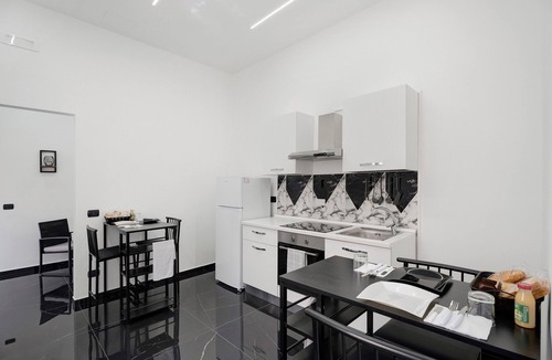 Mercato San Severino Apartment | Black White Room – Queen Standard