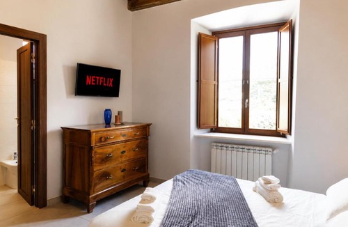 L'Aquila Apartment | Bnb Quarto Santa Maria Paganica-Luxury flat-large-2 baths-WiFi-Smart TV-historical center