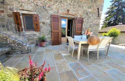 Piazza al Serchio Cottage | Boutique Tuscan Retreat | Stupendous Panoramic Views | Plunge Pool | Sleeps 5