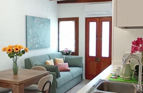 Burano House | Bright & Cozy Burano Lodging