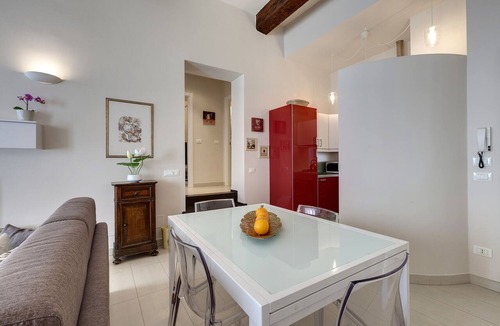 San Lorenzo Apartment | Bright Red Suite, 5 minutes from the Station and the Duomo