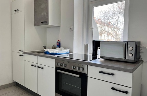 Simmering Apartment | Bright Room Shared Flat, Close to Airport & City