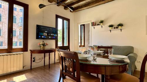 Dorsoduro Apartment | Ca' Angelica Canal View