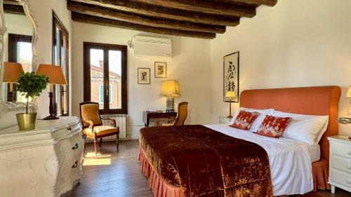 Dorsoduro Apartment | Ca' Angelica Canal View