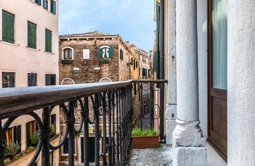 San Marco Apartment | Ca' Grassi 2 Apartment in San Marco with Balcony