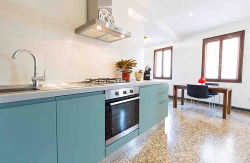 Dorsoduro Apartment | Ca Grimani Great Canal View and Comfort