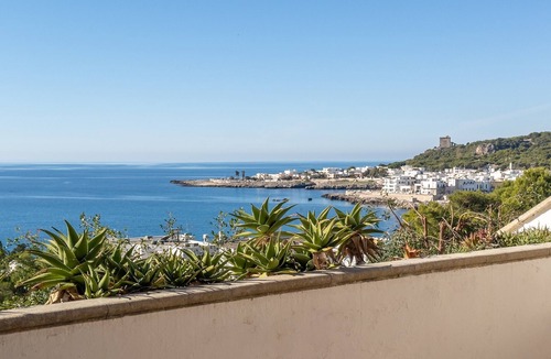 Santa Caterina Apartment | Cala D'Aspide Apartment 5 with Sea View, Wi-Fi, and Air Conditioning