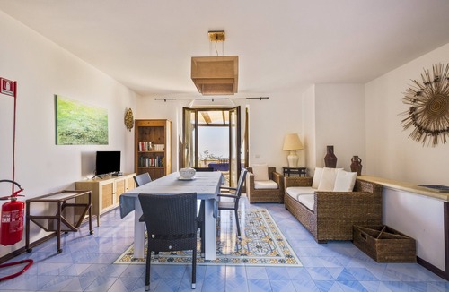 Santa Caterina Apartment | Cala D'Aspide Apartment 5 with Sea View, Wi-Fi, and Air Conditioning
