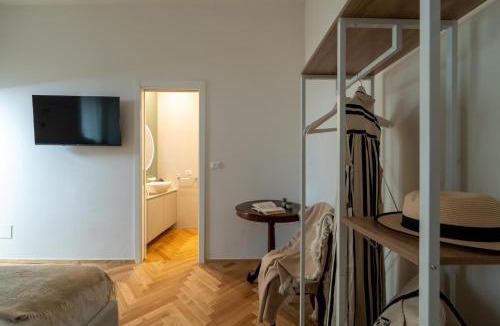 Old Town Apartment | Caporali 23 - 3 Bedrooms with Balcony - ItalyWeGo