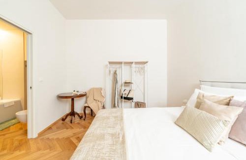 Old Town Apartment | Caporali 23 - 3 Bedrooms with Balcony - ItalyWeGo