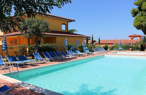 Puntone House | Casa Aliade F: A welcoming apartment that is part of a villa surrounded by the greenery.