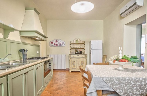 Cortona Old Town Apartment | Casa degli Affreschi - painted walls and ornate ceiling in town centre