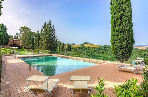 Asciano House | Casa Giobatta O: A characteristic and welcoming one-story apartment that is part of an ancient country house surrounded by the greenery, with Free WI-FI.