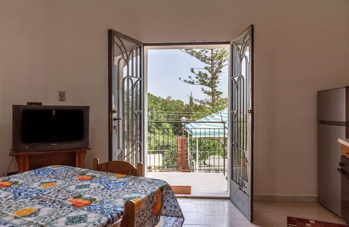 Licata Apartment | Casa Leonardo Apartment with Shared Terrace, Private Garden and 12,000 BTU Air Conditioning