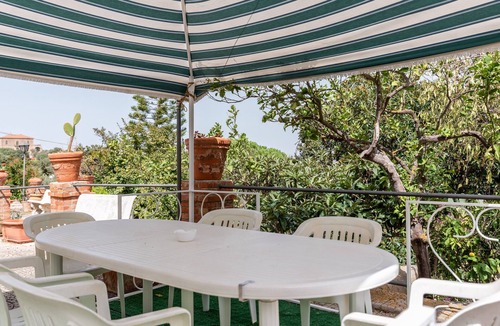 Licata Apartment | Casa Leonardo Apartment with Shared Terrace, Private Garden and 12,000 BTU Air Conditioning