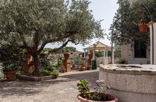 Licata Apartment | Casa Leonardo Apartment with Shared Terrace, Private Garden and 12,000 BTU Air Conditioning