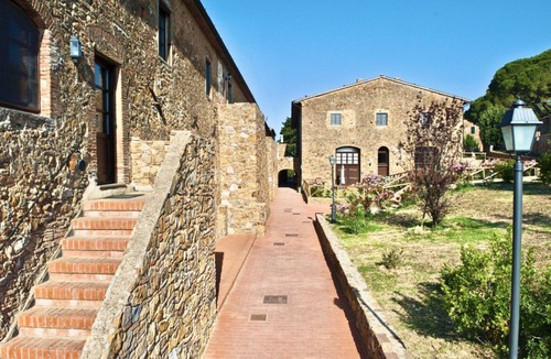 Casalappi Apartment | Casalappi two-bedroom 3-bedroom apartment in hamlet with pool