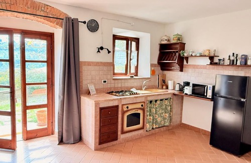 Montescudaio Apartment | Casetta Luna e Sole Giardino privato e vista Toscana