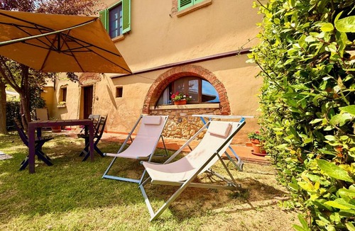 Montescudaio Apartment | Casetta Luna e Sole Giardino privato e vista Toscana
