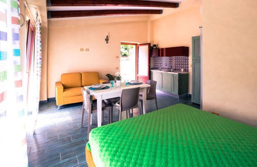 Pontone Apartment | Catarì studio apartment: sleeping in a scenic lemon grove on the Amalfi Coast!
