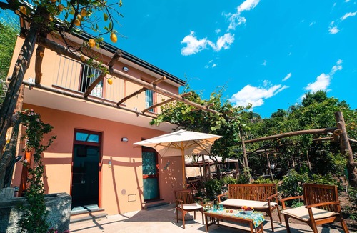 Pontone Apartment | Catarì studio apartment: sleeping in a scenic lemon grove on the Amalfi Coast!