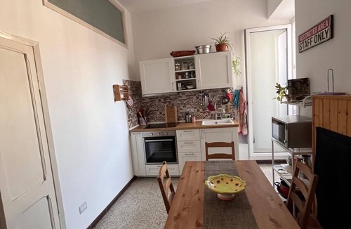 Marta Apartment | Central apartment a stone's throw from the lake "La Vattutella" Marta