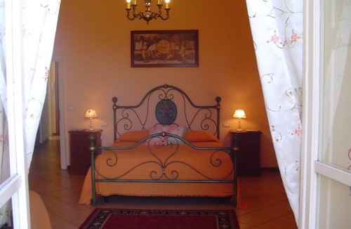 Orvieto Apartment | Central Apartment with terrace over gardens