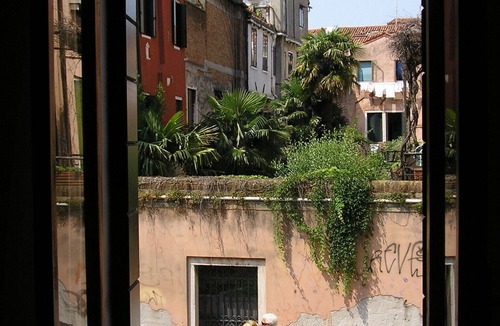 Dorsoduro Apartment | Charming, Comfortable, Fully Equipped Flat With Pictoresque Venice Canal Views
