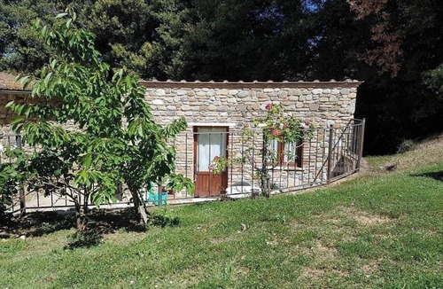 Serre di Rapolano Apartment | Charming Tuscan Stone Farmhouse Retreat for Two