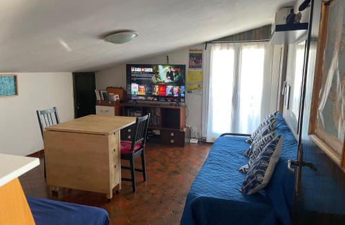 Santa Marinella Apartment | CINEMAHOUSE TerraceMare - Your GreekStyleAttic with MaxiTV!