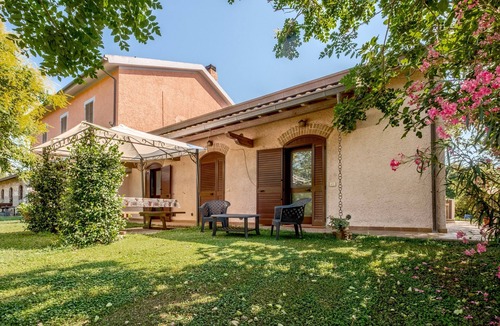 Grosseto Apartment | Col Moschin Room 2 with Shared Terrace, Wi-Fi and Air Conditioning