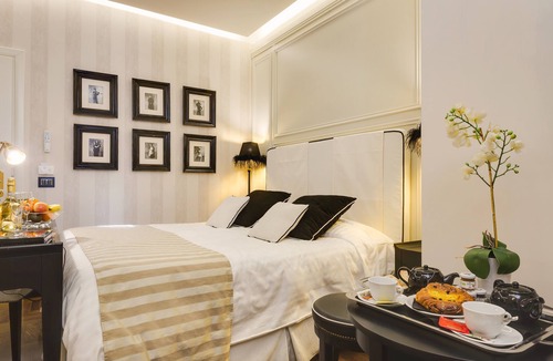 Celio Bed & Breakfast | Colosseum Deluxe room and bathroom ensuite