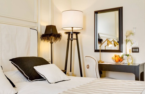 Celio Bed & Breakfast | Colosseum Deluxe room and bathroom ensuite
