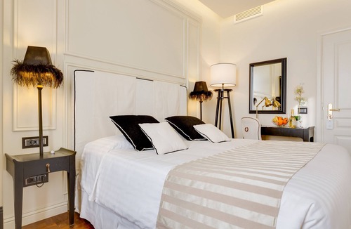 Celio Bed & Breakfast | Colosseum Deluxe room and bathroom ensuite