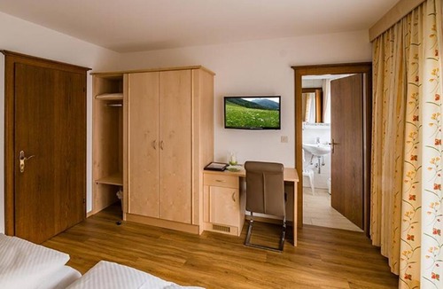 Rauris Bed & Breakfast | Comfortable double room with shower, WC and balcony - Weinschreiber, Apart &
