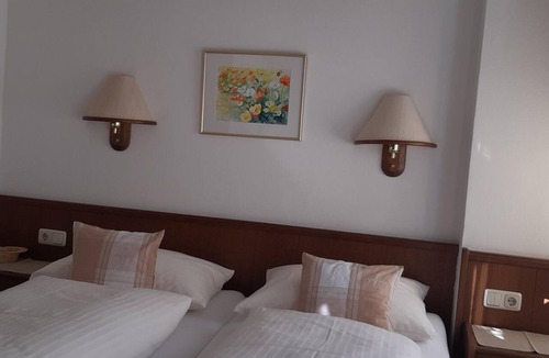 Rauris Bed & Breakfast | Comfortable double room with shower, WC and balcony - Weinschreiber, Apart &