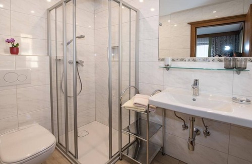 Rauris Bed & Breakfast | Comfortable double room with shower, WC and balcony - Weinschreiber, Apart &