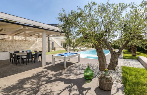 Noci House | Contemporary property with Terrace and Sunbathing Area