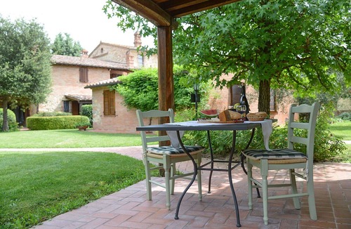 Castiglione del Lago Apartment | Cosy apartment for 4 people with pool, WIFI, patio and pets allowed