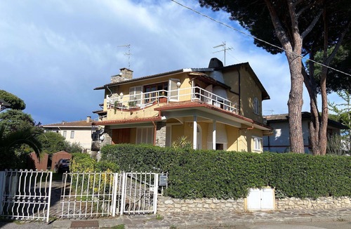 Marina di Castagneto Carducci Apartment | Cosy apartment for 6 guests with WIFI, A/C, TV, balcony and pets allowed