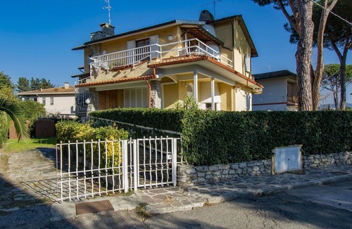 Marina di Castagneto Carducci Apartment | Cosy apartment for 6 guests with WIFI, A/C, TV, balcony and pets allowed