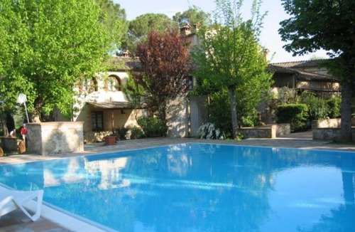 Colle di Val d'Elsa House | Cosy apartment in villa for 6 guests with pool, TV, patio and pets allowed