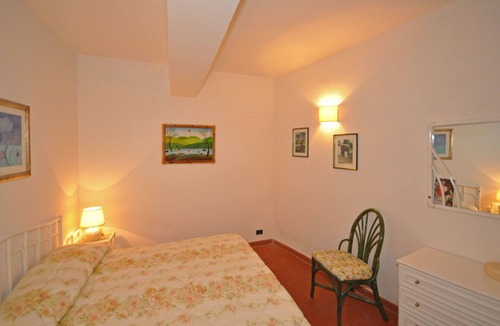 Pitigliano Apartment | Cosy apartment for 3 people with pool, TV and parking