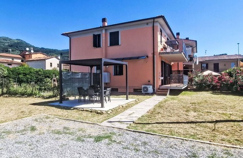 Collodi Apartment | Cosy apartment for 6 people with A/C, TV, patio and pets allowed