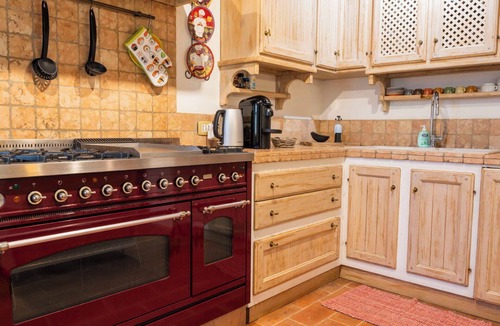 Panicale Apartment | Cosy apartment for 6 people with A/C, WIFI, pool, TV, patio and pets allowed