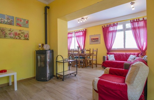 Marliana Apartment | Cosy apartment for 7 people with pool, WIFI, TV, terrace and pets allowed