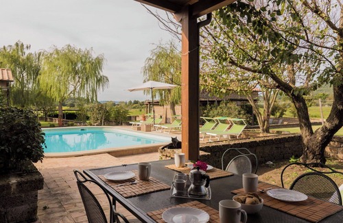Montefiascone Villa | Cosy apartment in villa with WIFI, pool, hot tub, TV, patio, pets allowed and panoramic view