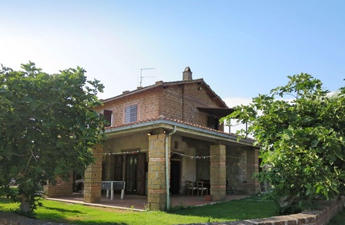 Montefiascone Villa | Cosy apartment in villa with WIFI, pool, hot tub, TV, patio, pets allowed and panoramic view