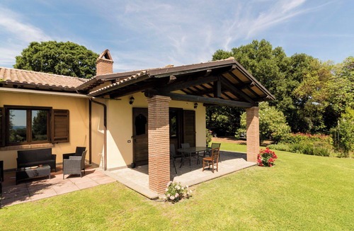 Bolsena Villa | Cosy apartment in villa for 6 guests with WIFI, pool, TV and terrace